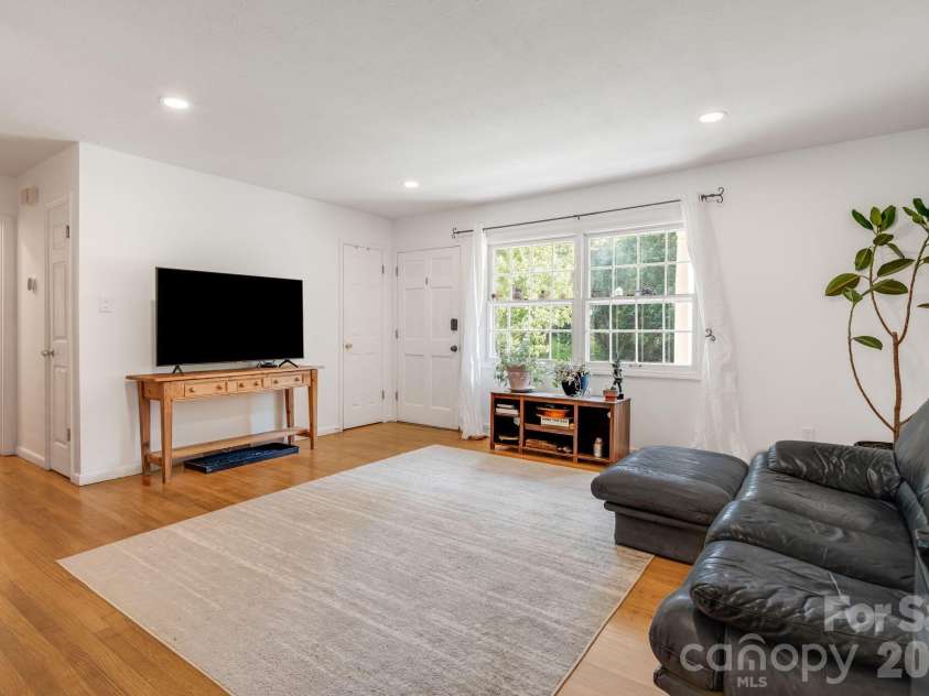 5 Maple Drive, Asheville, NC 28805.  MLS# CAR4427878, YatesRealty ID 53465. 