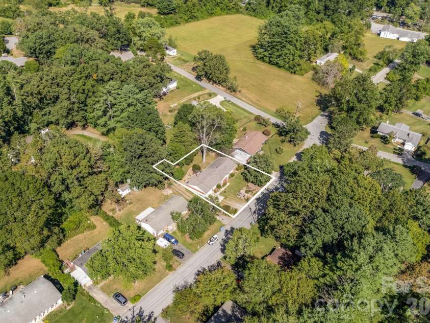 5 Maple Drive, Asheville, NC 28805.  MLS# CAR4427878, YatesRealty ID 53465. 