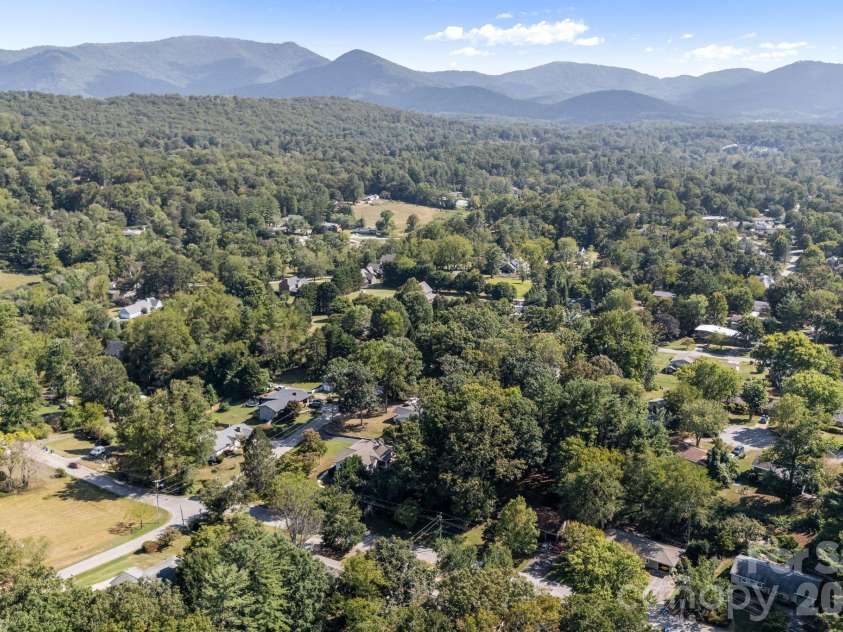 5 Maple Drive, Asheville, NC 28805.  MLS# CAR4427878, YatesRealty ID 53465. 