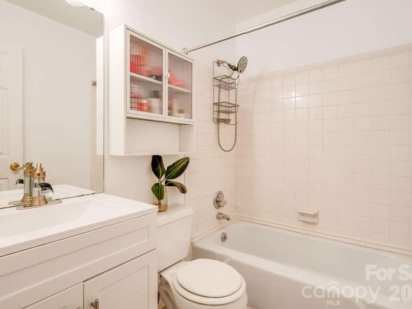5 Maple Drive, Asheville, NC 28805.  MLS# CAR4427878, YatesRealty ID 53465. 