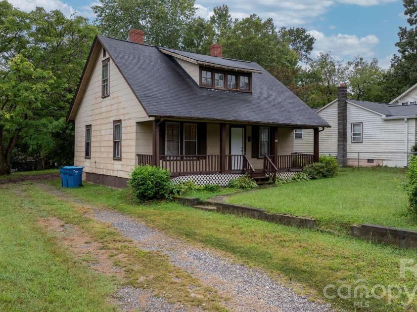 1847 2nd Avenue, Hickory, NC 28602.  MLS# CAR4428691, YatesRealty ID 53467. 