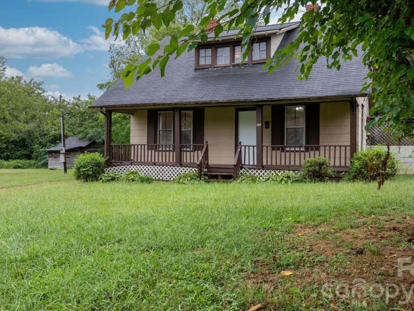 1847 2nd Avenue, Hickory, NC 28602.  MLS# CAR4428691, YatesRealty ID 53467. 