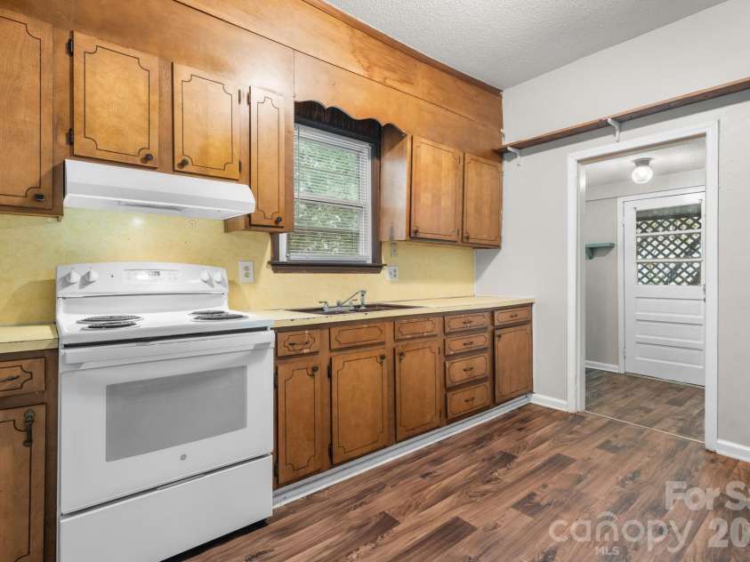 1847 2nd Avenue, Hickory, NC 28602.  MLS# CAR4428691, YatesRealty ID 53467. 