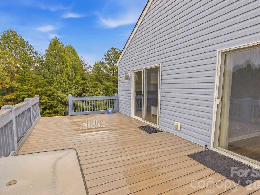 671 Mud Cut Loop, Marion, NC 28752.  MLS# CAR4426296, YatesRealty ID 53470. Apartment Deck