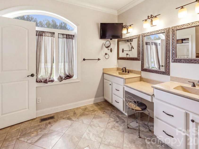 671 Mud Cut Loop, Marion, NC 28752.  MLS# CAR4426296, YatesRealty ID 53470. En Suite