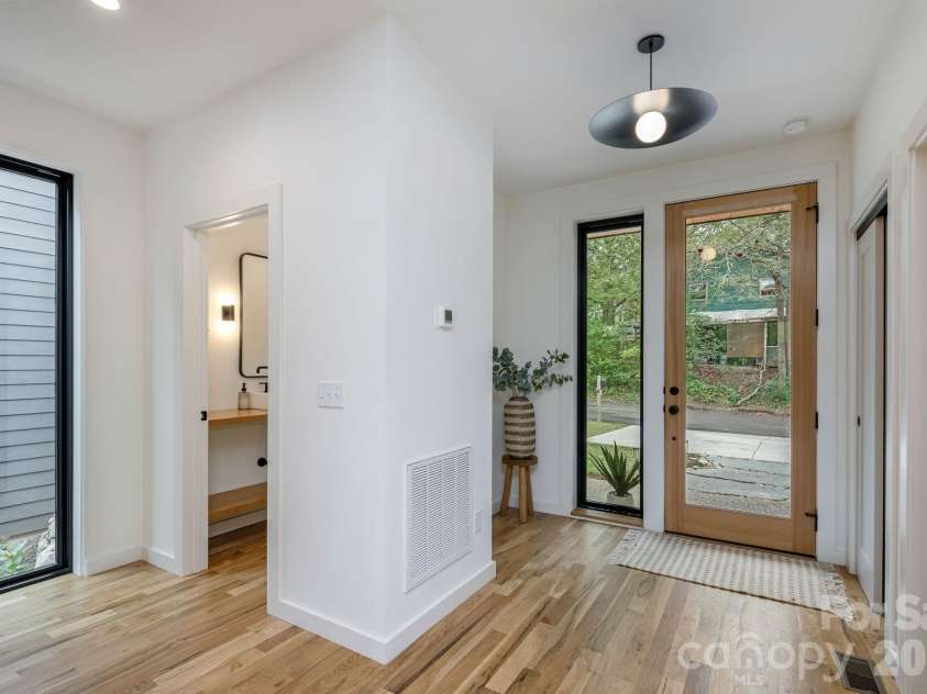 2 Davenport Place, Asheville, NC 28806.  MLS# CAR4427728, YatesRealty ID 53476. 