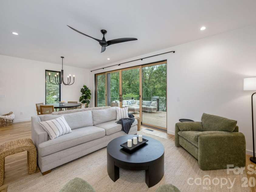 2 Davenport Place, Asheville, NC 28806.  MLS# CAR4427728, YatesRealty ID 53476. 