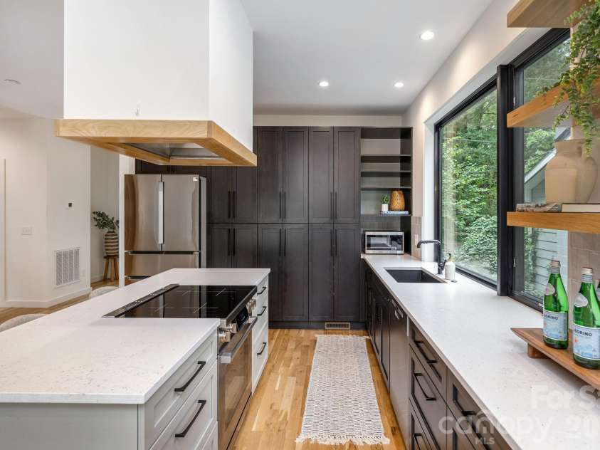 2 Davenport Place, Asheville, NC 28806.  MLS# CAR4427728, YatesRealty ID 53476. 