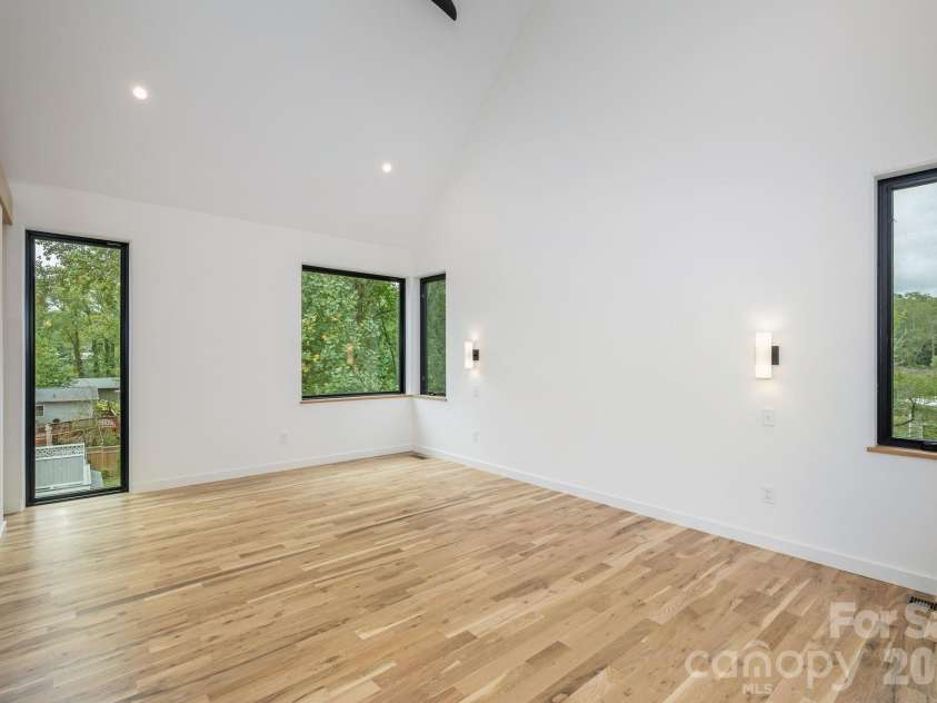 2 Davenport Place, Asheville, NC 28806.  MLS# CAR4427728, YatesRealty ID 53476. 