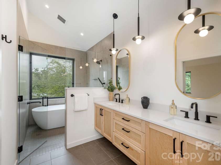 2 Davenport Place, Asheville, NC 28806.  MLS# CAR4427728, YatesRealty ID 53476. 
