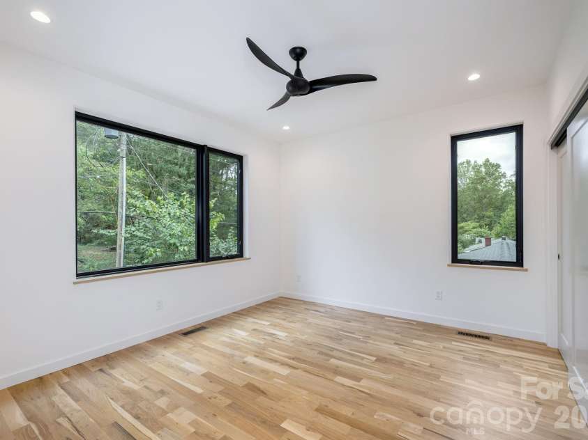 2 Davenport Place, Asheville, NC 28806.  MLS# CAR4427728, YatesRealty ID 53476. 