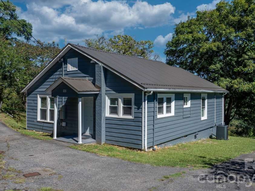 102 Lake Drive, Hickory, NC 28601.  MLS# CAR4429233, YatesRealty ID 53496. 