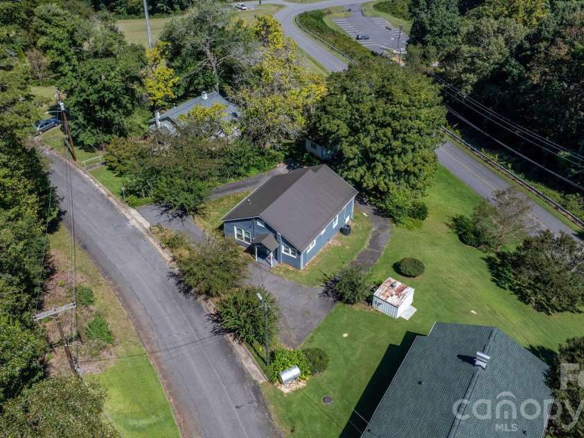 102 Lake Drive, Hickory, NC 28601.  MLS# CAR4429233, YatesRealty ID 53496. 