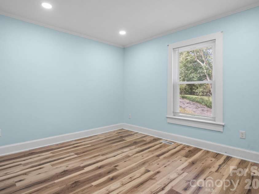 102 Lake Drive, Hickory, NC 28601.  MLS# CAR4429233, YatesRealty ID 53496. 