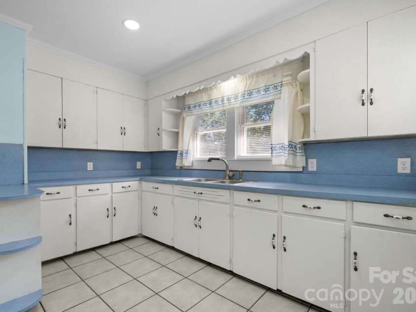 102 Lake Drive, Hickory, NC 28601.  MLS# CAR4429233, YatesRealty ID 53496. 