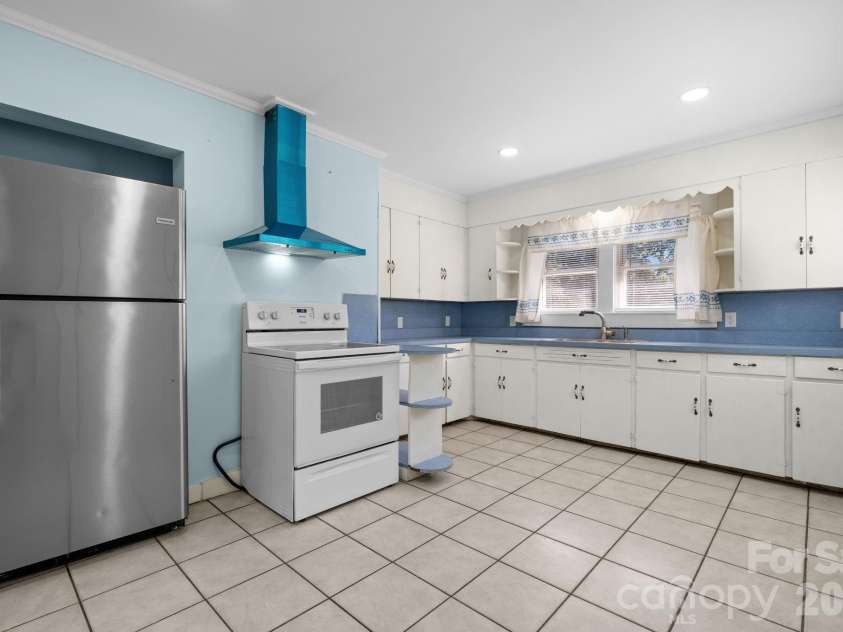 102 Lake Drive, Hickory, NC 28601.  MLS# CAR4429233, YatesRealty ID 53496. 