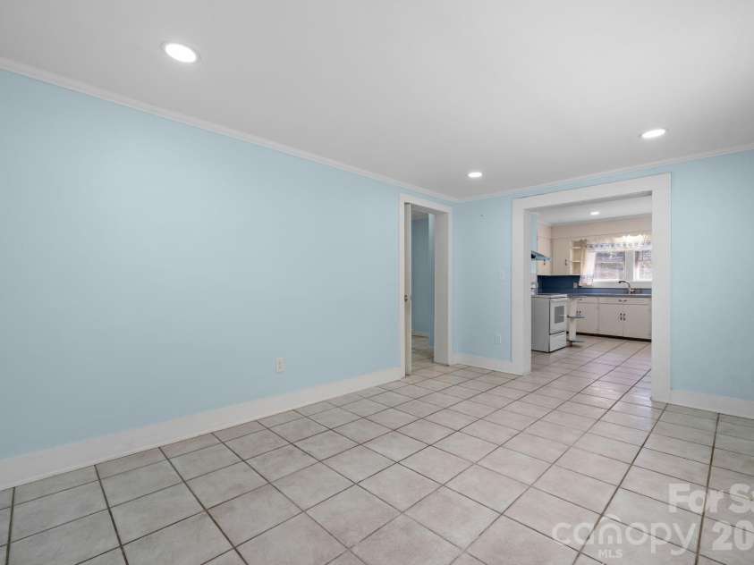 102 Lake Drive, Hickory, NC 28601.  MLS# CAR4429233, YatesRealty ID 53496. 