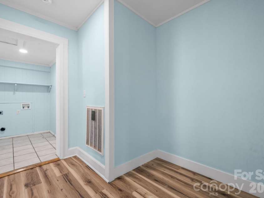 102 Lake Drive, Hickory, NC 28601.  MLS# CAR4429233, YatesRealty ID 53496. 