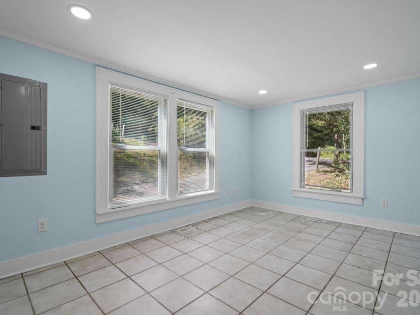 102 Lake Drive, Hickory, NC 28601.  MLS# CAR4429233, YatesRealty ID 53496. 