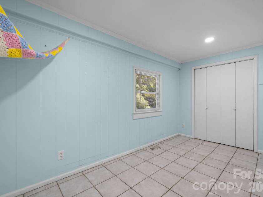 102 Lake Drive, Hickory, NC 28601.  MLS# CAR4429233, YatesRealty ID 53496. 