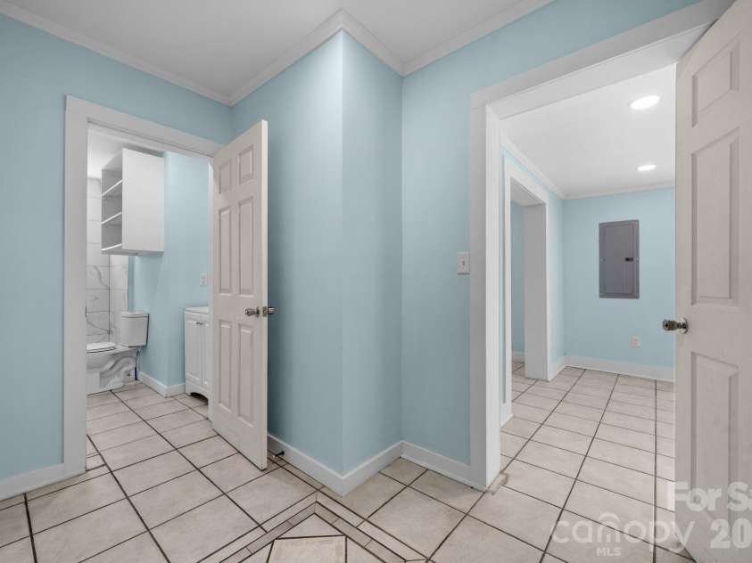 102 Lake Drive, Hickory, NC 28601.  MLS# CAR4429233, YatesRealty ID 53496. 