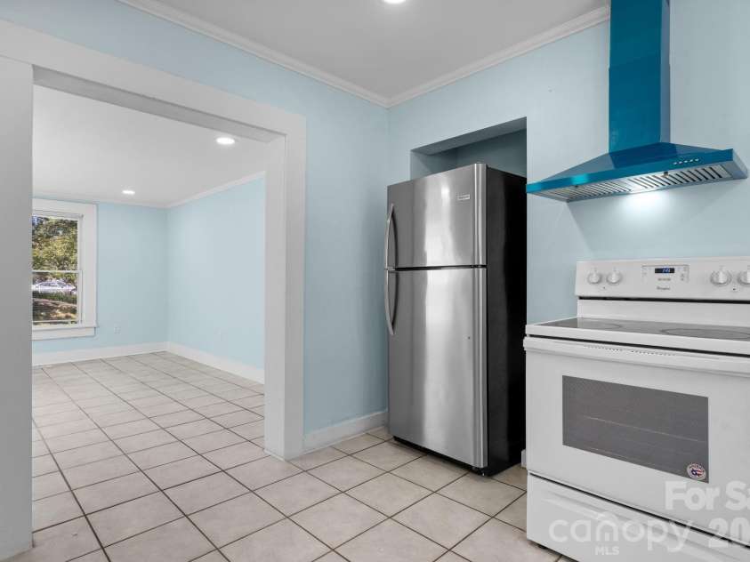 102 Lake Drive, Hickory, NC 28601.  MLS# CAR4429233, YatesRealty ID 53496. 