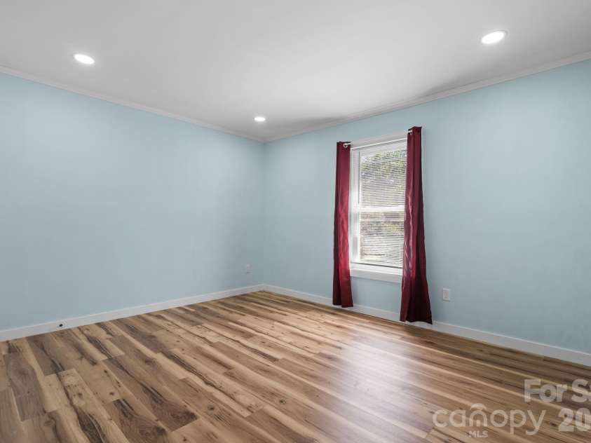 102 Lake Drive, Hickory, NC 28601.  MLS# CAR4429233, YatesRealty ID 53496. 