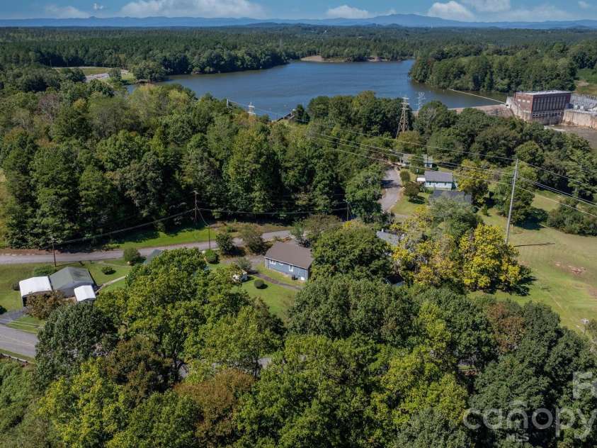 102 Lake Drive, Hickory, NC 28601.  MLS# CAR4429233, YatesRealty ID 53496. 