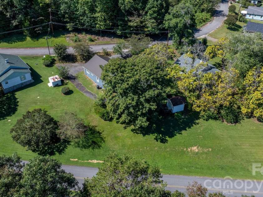 102 Lake Drive, Hickory, NC 28601.  MLS# CAR4429233, YatesRealty ID 53496. 