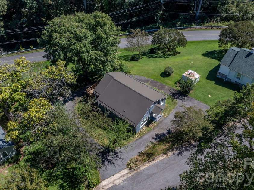 102 Lake Drive, Hickory, NC 28601.  MLS# CAR4429233, YatesRealty ID 53496. 