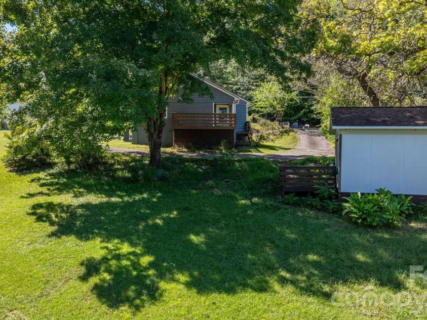 102 Lake Drive, Hickory, NC 28601.  MLS# CAR4429233, YatesRealty ID 53496. 