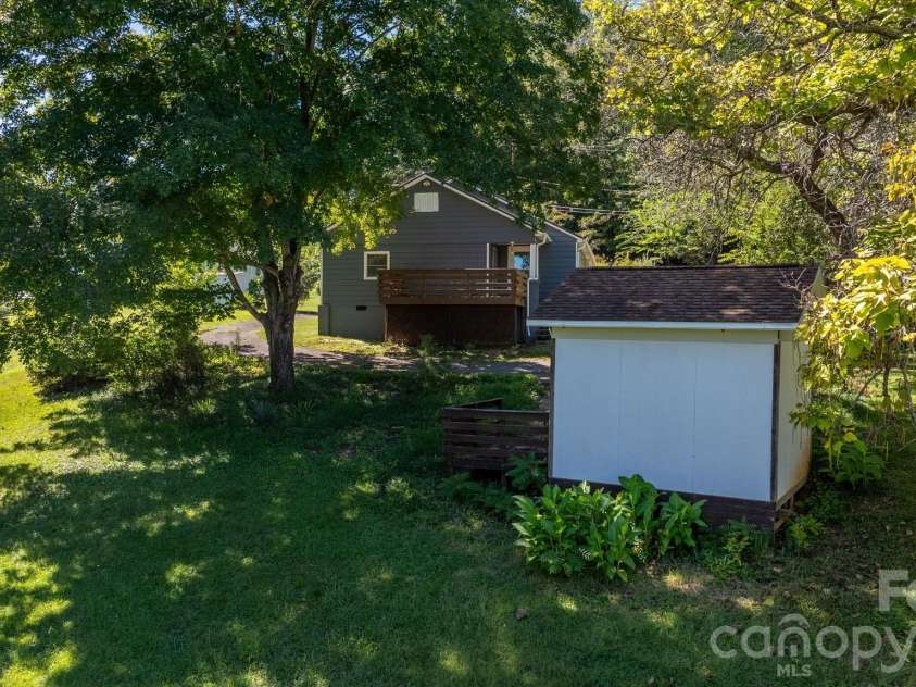 102 Lake Drive, Hickory, NC 28601.  MLS# CAR4429233, YatesRealty ID 53496. 