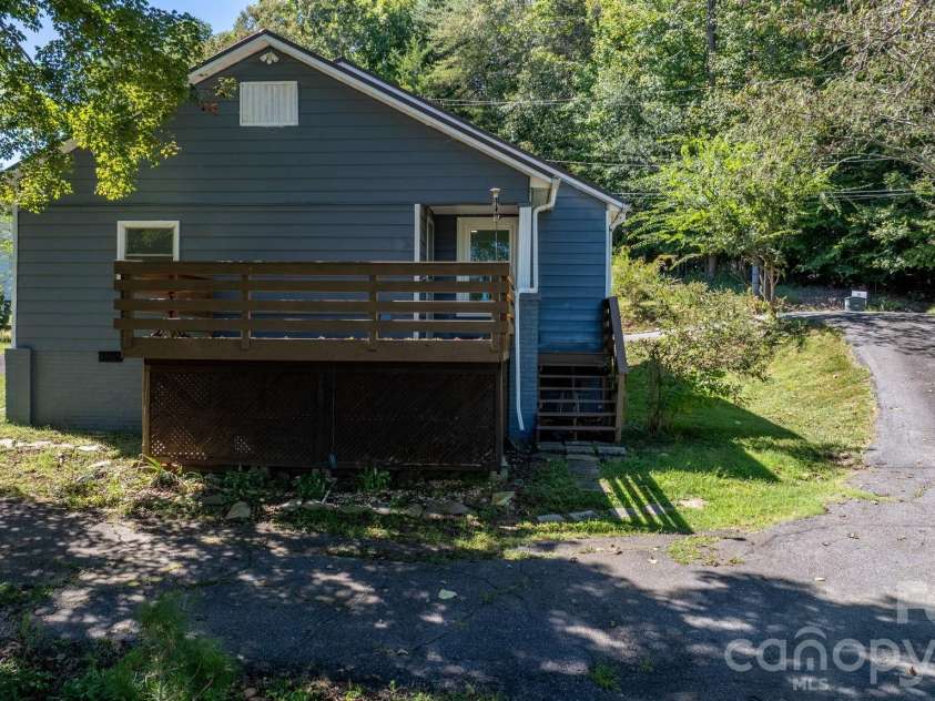 102 Lake Drive, Hickory, NC 28601.  MLS# CAR4429233, YatesRealty ID 53496. 