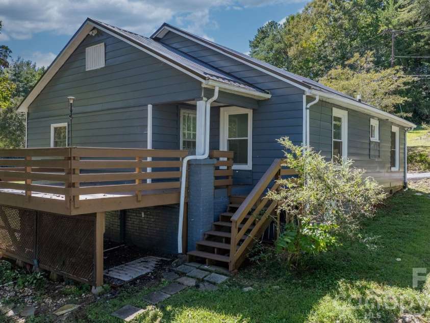 102 Lake Drive, Hickory, NC 28601.  MLS# CAR4429233, YatesRealty ID 53496. 
