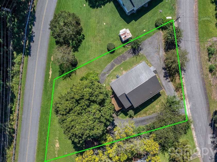 102 Lake Drive, Hickory, NC 28601.  MLS# CAR4429233, YatesRealty ID 53496. 