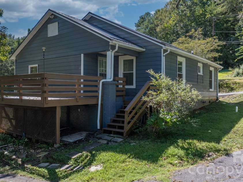 102 Lake Drive, Hickory, NC 28601.  MLS# CAR4429233, YatesRealty ID 53496. 