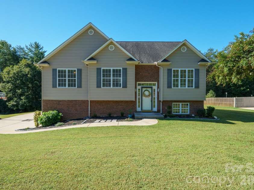 9530 Driftwood Court, Hickory, NC 28601.  MLS# CAR4429180, YatesRealty ID 53497. 