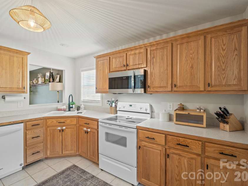 9530 Driftwood Court, Hickory, NC 28601.  MLS# CAR4429180, YatesRealty ID 53497. 