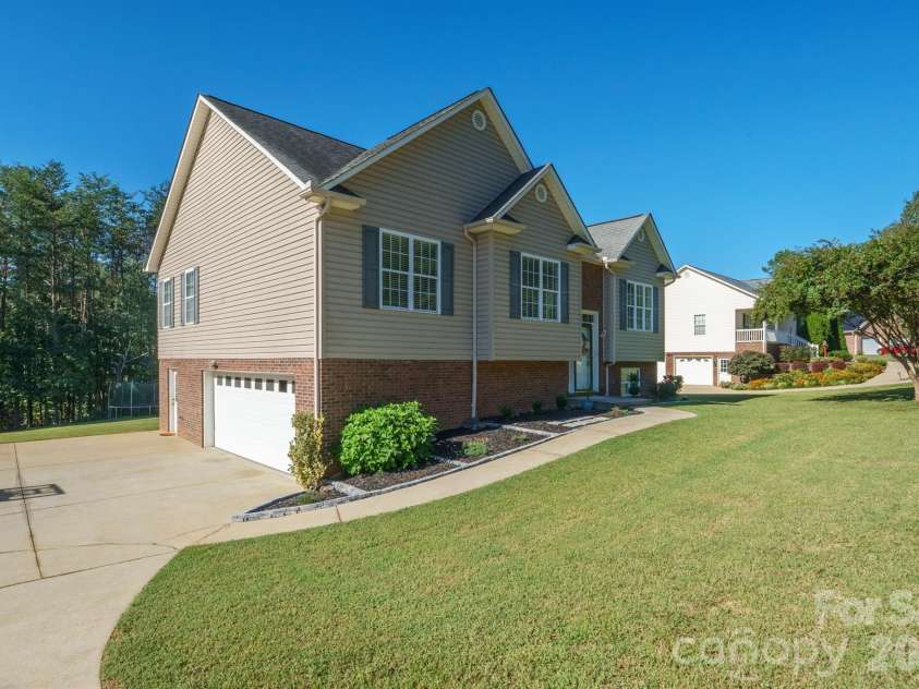 9530 Driftwood Court, Hickory, NC 28601.  MLS# CAR4429180, YatesRealty ID 53497. 