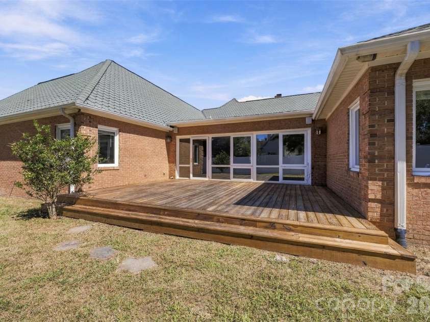 100 Country Creek Drive, Kings Mountain, NC 28086.  MLS# CAR4428896, YatesRealty ID 53498. 
