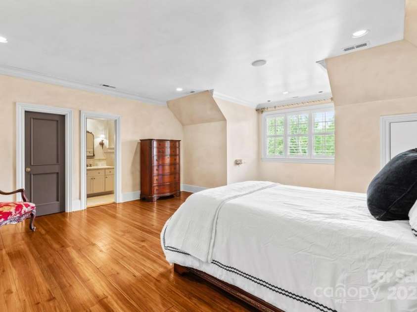 4523 Fox Brook Lane, Charlotte, NC 28211.  MLS# CAR4255800, YatesRealty ID 535. 