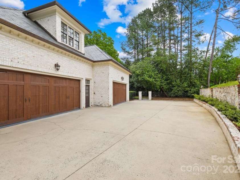 4523 Fox Brook Lane, Charlotte, NC 28211.  MLS# CAR4255800, YatesRealty ID 535. 