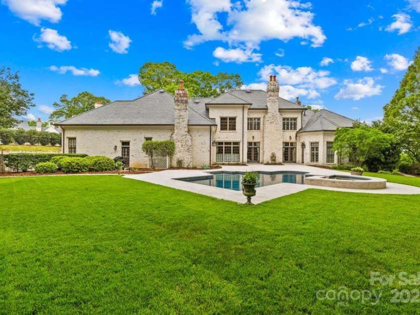 4523 Fox Brook Lane, Charlotte, NC 28211.  MLS# CAR4255800, YatesRealty ID 535. 