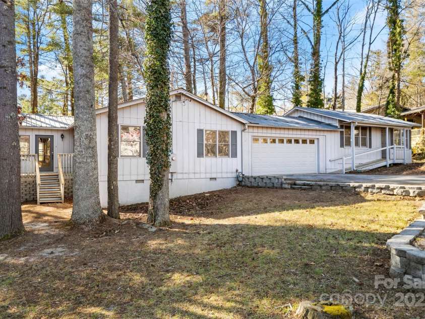 550 Kinross Drive, Flat Rock, NC 28731.  MLS# CAR4215035, YatesRealty ID 535. 2BR/2BA cottage with guest quarters