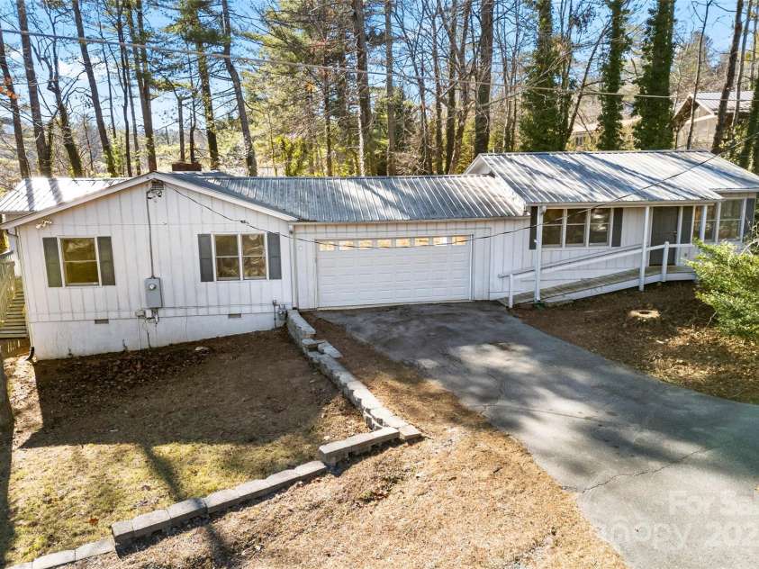 550 Kinross Drive, Flat Rock, NC 28731.  MLS# CAR4215035, YatesRealty ID 535. 