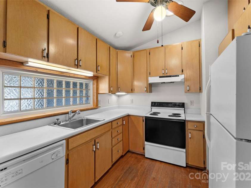 550 Kinross Drive, Flat Rock, NC 28731.  MLS# CAR4215035, YatesRealty ID 535. Electric range, Dishwasher, Refrigerator