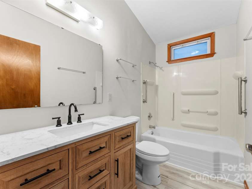 550 Kinross Drive, Flat Rock, NC 28731.  MLS# CAR4215035, YatesRealty ID 535. Full hall bathroom
