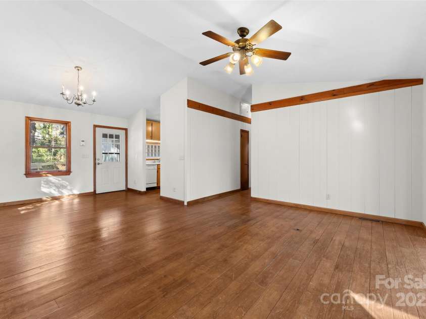 550 Kinross Drive, Flat Rock, NC 28731.  MLS# CAR4215035, YatesRealty ID 535. Great Room