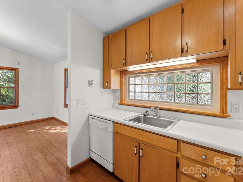 550 Kinross Drive, Flat Rock, NC 28731.  MLS# CAR4215035, YatesRealty ID 535. Kitchen
