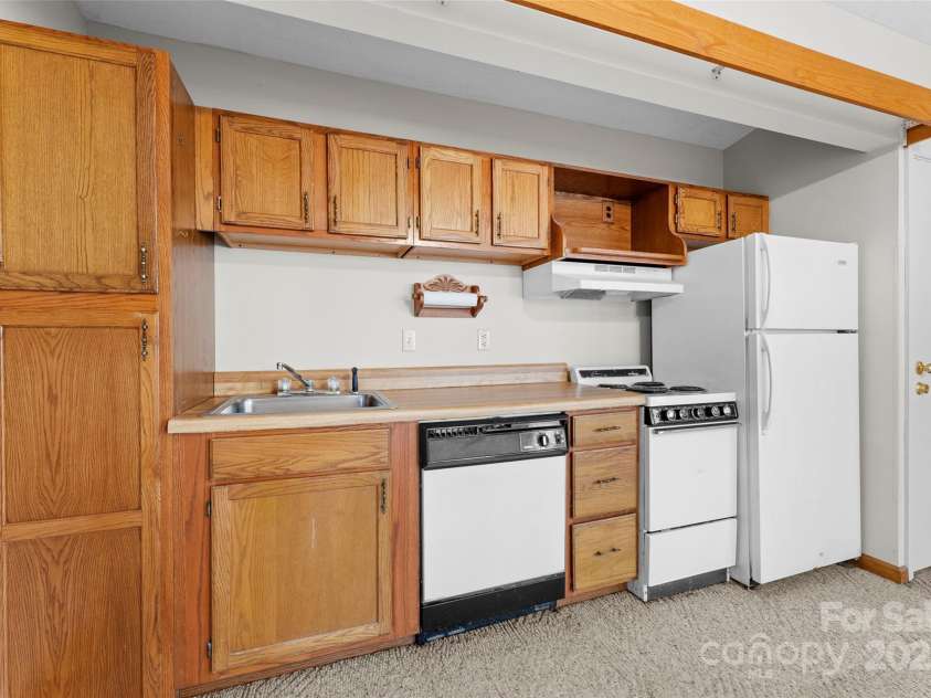 550 Kinross Drive, Flat Rock, NC 28731.  MLS# CAR4215035, YatesRealty ID 535. Kitchen